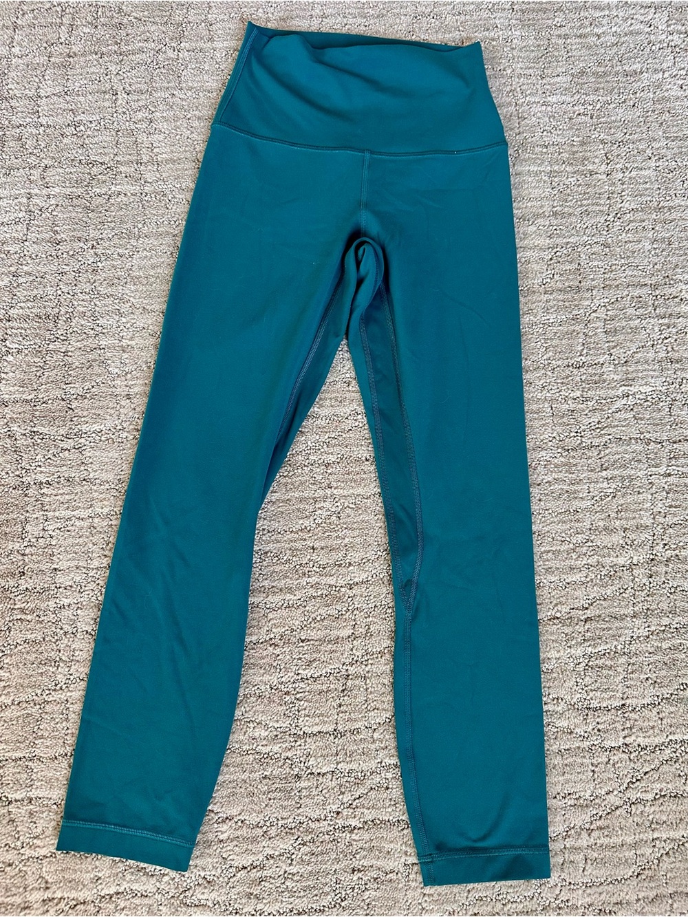 Lululemon size 2 cropped legging in great condition!